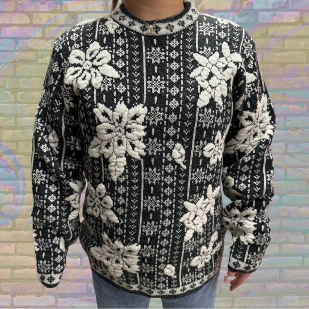 [SOLD] Vintage Flower Knitted Snowflake Crewneck